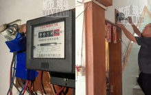 Nộp tiền điện cao hơn tiền thuê nhà, người đàn ông cay đắng phát hiện bị chủ nhà trộm điện suốt 9 năm