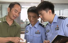 Thấy mẹ già hơn 70 tuổi dùng lương hưu mua online 2kg vàng thỏi định giao cho “cán bộ ngân hàng” giữ hộ, con trai lập tức báo công an