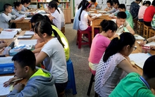 Đăng ảnh lớp học của con kèm chú thích "chán không buồn nói", bà mẹ nhận về nhiều luồng tranh luận