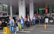 Vé máy bay bỗng tăng từ 18 triệu thành 30 triệu đồng, người đàn ông Hà Nội quyết không chuyển khoản thêm 12 triệu rồi báo công an