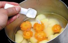 Đồng phạm của nhồi máu não trốn ngay trong bếp, muốn tránh hãy ĂN ÍT ĐI 4 gia vị này