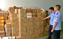 Đột kích một nhà xưởng, triệt phá đường dây sản xuất nước tương, giấm… từ nguyên liệu hết hạn: Tịch thu 28.000 thùng hàng bẩn sắp tuồn ra thị trường