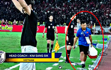 Trợ lý U23 Việt Nam bỗng nổi rần rần nhờ… xếp chai nước làm U23 Indonesia cay đắng lĩnh thẻ đỏ