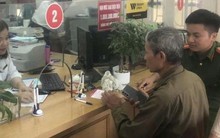 Cụ ông rút sổ tiết kiệm 260 triệu đồng tại Agribank để chuyển khoản: Công an lập tức có mặt, yêu cầu ngừng giao dịch