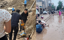 Gần 20kg vàng, đá quý bị nước lũ cuốn trôi khỏi một cửa hàng, người dân mang máy dò kim loại đến tìm