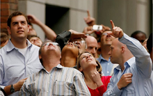 Chứng khoán tưng bừng, loạt cổ phiếu tên tuổi đầu ngành công nghệ, viễn thông, công nghiệp, hoá chất... đứng ngoài bữa tiệc