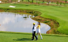 Lộ ảnh chủ tịch nổi tiếng thân mật với hoa hậu Vbiz trên sân golf, visual nàng hậu sáng bừng