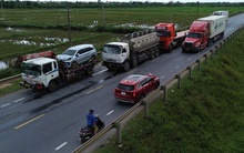 Chuyện gì xảy ra trên đường tránh Đồng Hới khiến 5 xe "dính chùm"?