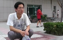 2 tháng nữa tốt nghiệp ĐH thì biến mất: Cha nghèo bật khóc vì bán hết tài sản, nợ nần nuôi con gái ăn học