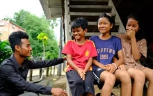 Vụ dùng drone cứu người: Xuất hiện thêm chàng trai bơi giữa dòng lũ cứu em nhỏ