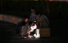 Công viên 260 tỷ đồng tối om ở Hà Nội, dân phải dùng đèn pin đi bộ mỗi tối