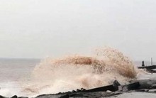 Bão số 2 giật cấp 13, biển động dữ dội
