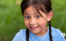 Một hành động cực kỳ hồn nhiên của Lisa nhà Hà Hồ đang gây bão mạng: Nhìn là biết được mẹ dạy dỗ tốt chứ không hề làm màu!