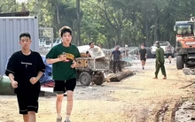 Người Hà Nội tập thể dục trong công trường xây dựng công viên