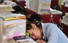 Nữ sinh quên ghi tên, ngủ gật trong phòng thi đại học vẫn đạt điểm cao nhất tỉnh, đỗ trường top đầu: Ai cũng sửng sốt khi biết nguyên do