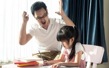 “Đến giờ vẫn có những cha mẹ ngây ngô chỉ bắt con ngồi học, hết ngoại ngữ, cờ vua, bơi lội tới đàn hát… hi vọng con có thể làm cái gì lớn lao sau này” – Chuyên gia nói thẳng: ẢO TƯỞNG!!!