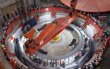 Thời khắc 11h20 tại công trường thi công hơn 4 năm: Hạ đặt thành công tuyệt tác 585 tấn, dự án có tin vui