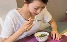 Nhìn vào việc ăn uống có thể biết mình sống được bao lâu: Người có tuổi thọ cao thường có 5 điểm này khi ăn