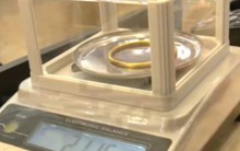 Phơi đồ nhặt được vòng vàng rơi ra từ túi áo, mang đi bán thì chủ cửa hàng khẳng định: Chúng tôi sẽ kiện bà!