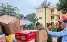 Các hộ kinh doanh tại thủ phủ La Phù tự nguyên giao nộp 25 tấn bánh kẹo để tiêu hủy