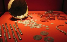 2 người đàn ông đào được “hũ vàng” trị giá hơn 4.150 tỷ đồng, 4 năm sau bất ngờ bị cảnh sát bắt giữ