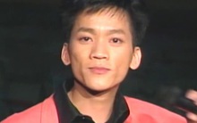 Nam ca sĩ nổi danh ở hải ngoại phải trèo cửa sổ chui khỏi nhà hát ở châu Âu vì 1 chuyện