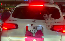 CSGT xác minh chủ ô tô Mercedes gắn nơ hồng che biển số