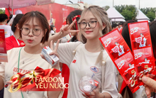 Ùn ùn kéo đến Booth Fandom Yêu Nước tại SVĐ Mỹ Đình, săn bằng được combo khăn - túi - áo hot nhất lúc này