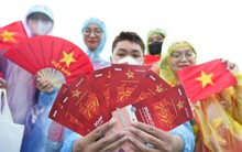 Khán giả đội mưa xếp hàng 10 tiếng chờ xem concert 'Tổ quốc trong tim'
