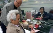 Cụ bà gửi tiết kiệm 73 triệu trong suốt 27 năm, choáng váng khi nhận về đúng 18 triệu tiền lãi, ngân hàng Trung Quốc: "Chúng tôi áp dụng lãi suất không kỳ hạn"