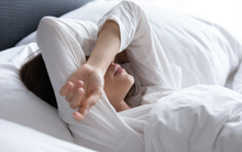 1 thói quen nhiều người Việt thường làm khi đi ngủ: tưởng vô hại nhưng nghiên cứu chứng minh bào mòn sức khỏe, ảnh hưởng trực tiếp đến tuổi thọ