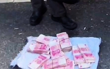 Người đàn ông tâm thần đem ‘núi’ tiền ra chợ phát, tiền thật mà không ai dám lấy