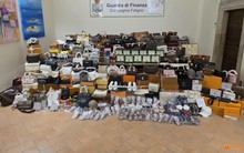 Đột kích một cửa hàng, công an triệt phá đường dây buôn hàng hiệu giả qua TikTok do người Trung Quốc điều hành, tịch thu hơn 2.300 sản phẩm