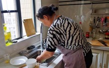 10 năm làm bảo mẫu trong gia đình doanh nhân lương 20 triệu đồng/tháng, ngày nghỉ việc, bà chủ đưa tôi 1 chiếc hộp: Bên trong không phải tiền mà là thứ bất ngờ hơn