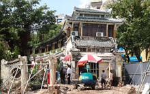 Cận cảnh tháo dỡ một phần nhà hàng nổi tiếng bên hồ Hoàn Kiếm, nhiều người dân bất ngờ ngoái nhìn