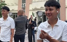 Hoài Lâm đứng chôn chân tại chỗ, sượng trân khi bị truyền thông vây quanh