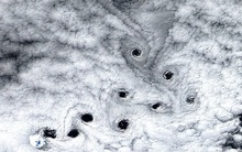 10 “lỗ đen” lạ xuất hiện trên bầu trời đảo hoang gần Nam Cực