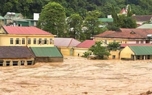 Mưa xối xả nhiều giờ, 14 tỉnh thành trên cả nước nguy cơ lũ quét và sạt lở đất