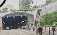 Người dân đang di chuyển vào hầm sông Sài Gòn bất ngờ với đàn bò