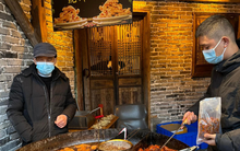 Khách Việt ăn đặc sản khi đi Trung Quốc, nhận xét: "Đời tôi chưa bao giờ nghĩ sẽ phải làm thế này!"