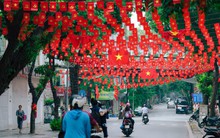 Con phố "hot nhất Hà Nội" tràn ngập sắc đỏ: Không khí 2/9 lan toả mạnh mẽ, thu hút đông đảo người đến check-in
