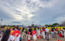 Không phải Phan Đình Phùng, đây mới là con phố đông nàng thơ nhất Hà Nội lúc này: Không khí đón 2/9 rộn rã vô cùng!