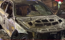 Ô tô BMW cháy ngụt ngụt trên phố Hà Nội