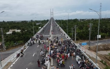 Hàng ngàn người leo rào đi bộ, chụp ảnh trên cầu Rạch Miễu 2