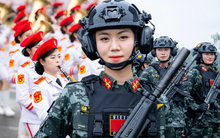 Những nữ quân nhân gây ấn tượng mạnh trong buổi tổng hợp luyện A80 dưới mưa