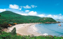 Bãi biển biệt lập cách trung tâm chưa tới 10km, du khách nhận xét: Đúng là biển xanh, cát trắng!