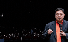 CLIP: Biển flash bật sáng để tưởng niệm ông Hoàng Nam Tiến, chủ tịch FPT Trương Gia Bình chia sẻ xúc động