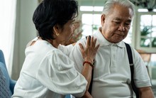 Cụ ông để lại 11 tỷ đồng cho con trai, con gái kiện đòi thừa kế, tiết lộ bí mật khiến gia đình suy sụp: “Bố mẹ đã nói dối em 50 năm”