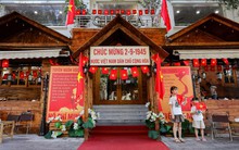 Quán cà phê Hà Nội rực sắc cờ đỏ sao vàng chào mừng 80 năm Quốc khánh 2/9