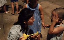 Kẻ bắt cóc dùng thủ đoạn mới liên tục - Cha mẹ nên dặn con cảnh giác khi gặp 4 kiểu người này